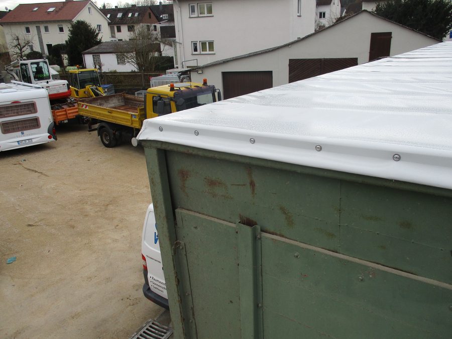 Container mit grüner Abdeckplane, gefertigt von Stünzendörfer in Windsbach
