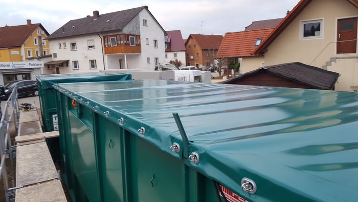 Absetzcontainer mit petrolfarbener Abdeckplane von Stünzendörfer Windsbach