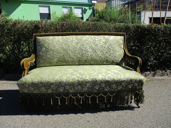 Restaurierte Chaiselongue mit goldener Zierfranse der Polsterei Stünzendörfer