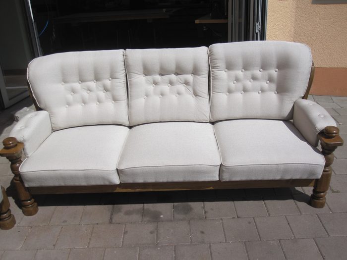 Neu gepolstertes Sofa mit Blumenmuster im Landhausstil von Stünzendörfer Windsbach