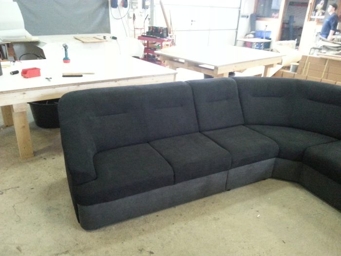 Modernes schwarzes Sofa in der Werkstatt der Polsterei Stünzendörfer Windsbach