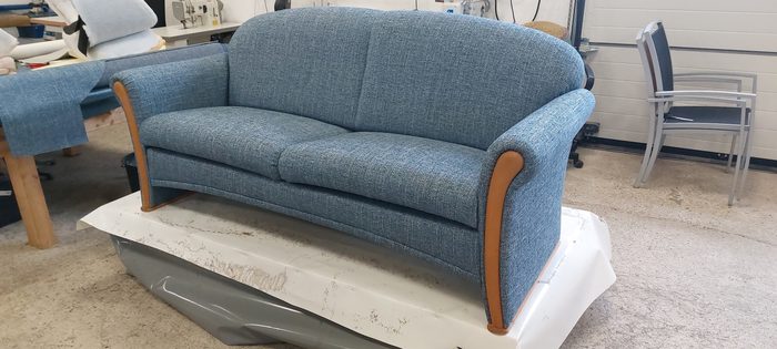 Neu bezogenes Zweisitzer-Sofa in Blaugrau von Stünzendörfer Windsbach