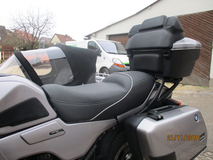 Tourenmotorrad mit neu bezogener Sitzbank und Satteltaschen von Stünzendörfer