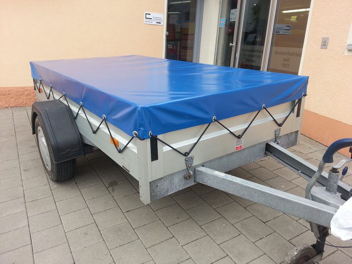 Blaue Anhängerplane passgenau gefertigt von Stünzendörfer Windsbach