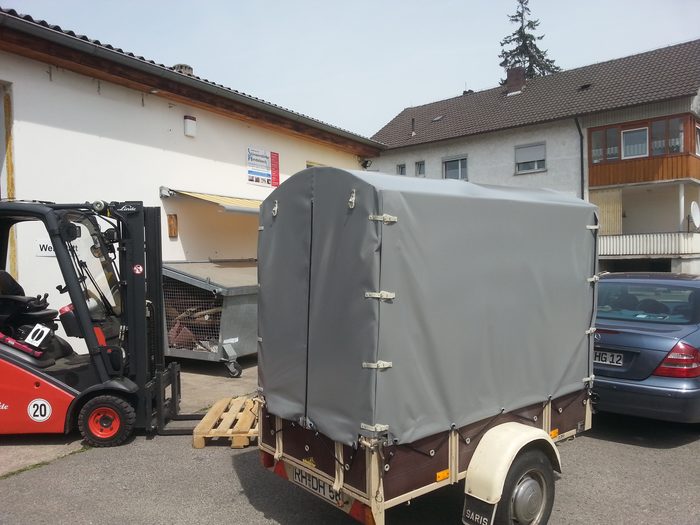 Anhängerplane wird auf einem Stapler verladen, gefertigt von Stünzendörfer Windsbach