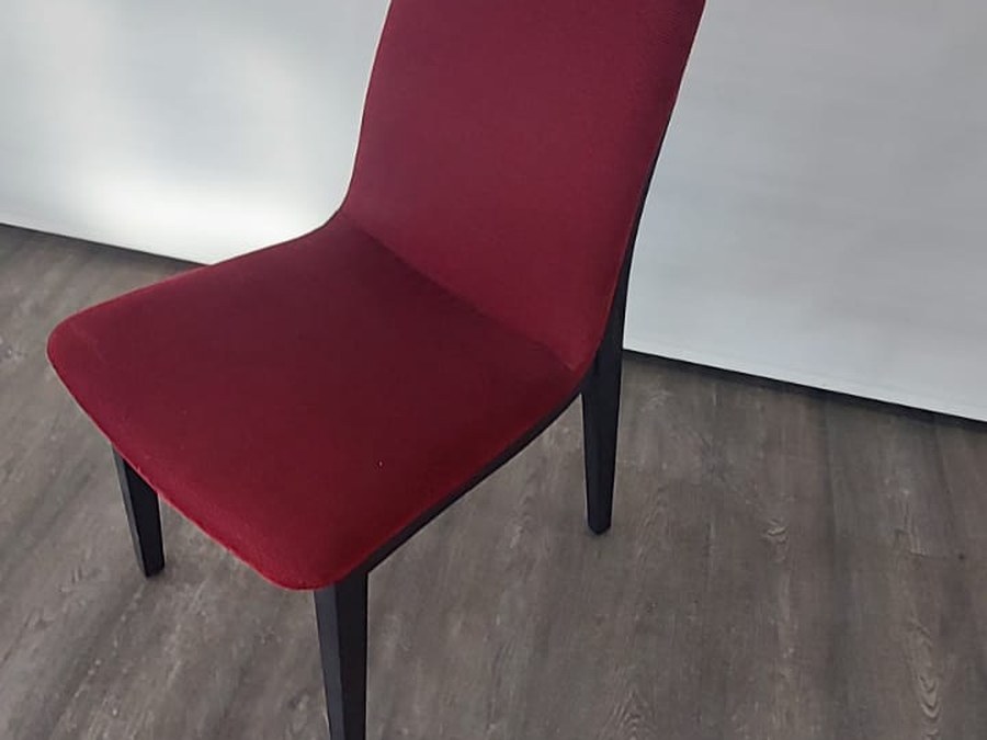 Modern neu bezogener Stuhl in Bordeauxrot der Polsterei Stünzendörfer in Windsbach