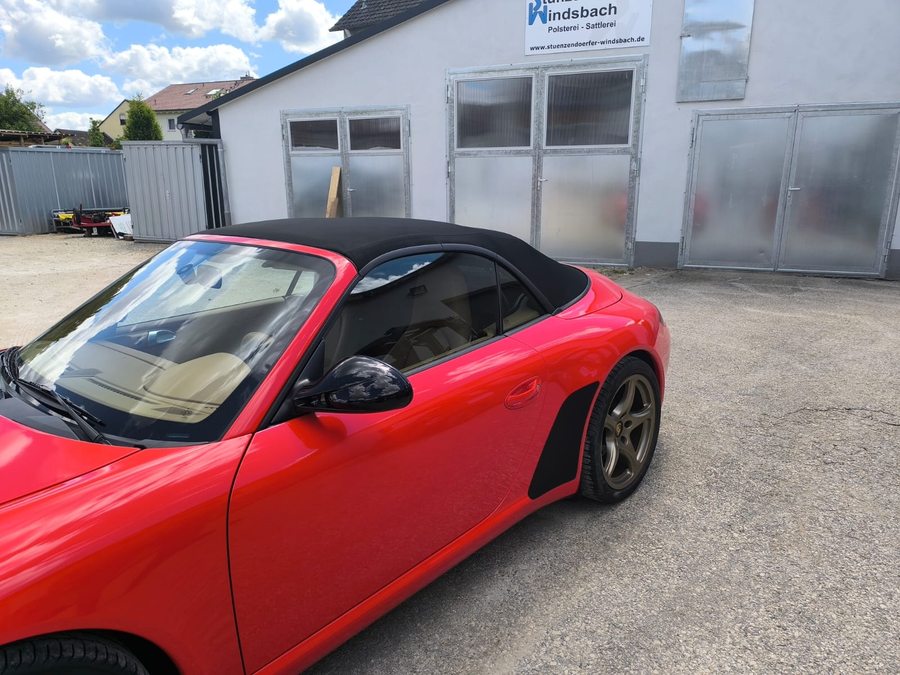 Porsche Cabrio mit neuem Verdeck vor dem Firmengebäude der Autosattlerei Stünzendörfer