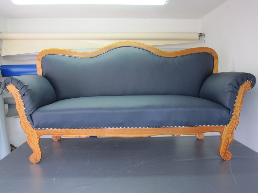 Antikes Sofa mit Nagelkopf-Zierborte neu gepolstert von Stünzendörfer in Windsbach