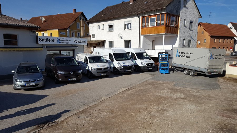 Firmengebäude und Fahrzeugflotte der Sattlerei und Polsterei Stünzendörfer in Windsbach